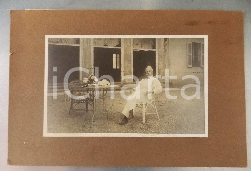 1920 ca LOMBARDIA Gentiluomo in cortile in abito bianco - Foto 32x21 cm