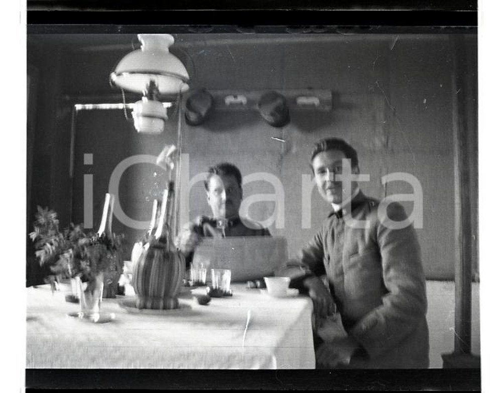 WW1 ESERCITO ITALIANO Mensa ufficiali in zona di guerra *NEGATIVO FOTOGRAFICO   Negativo originale in bianco e nero (su pellicola), in formato cm 4 x 6 CONDIZIONI: FAIR (rozzamente rifilato) ICharta mette in vendita, sul negozio eBay e in esclusiva sul sito "icharta" il proprio archivio composto da numerose diapositive e negativi fotografici d'epoca, tutti originali e autentici, che attraversano la storia del costume italiano tra gli la fine degli anni Sessanta e Novanta.Si tratta di uno sguardo inedito sull'attualit&agrave;, la politica, la vita quotidiana, il gossip e la cultura, che fotografa il cambiamento della nazione in quest'ultimo scorcio del XX secolo. Un'occasione unica per il mercato del collezionismo, che vede finalmente disponibile un archivio eccezionale per vastit&agrave;, tematiche e condizioni, in un settore (il negativo fotografico e la diapositiva) di assoluta novit&agrave; e dalle interessanti prospettive di investimento. FAIR/discreto   originale e autentica 1