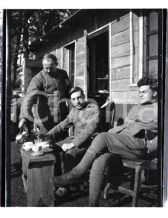 1915ca WW1 La colazione degli ufficiali NEGATIVO ORIGINALE Negativo originale in bianco e nero su pellicola.  E' SEVERAMENTE VIETATA LA RIPRODUZIONE.TUTTI I DIRITTI SONO RISERVATI.ICharta mette in vendita, sul negozio eBay e in esclusiva sul sito "icharta" il proprio archivio composto da numerose diapositive e negativi fotografici d'epoca, tutti originali e autentici.Si tratta di uno sguardo inedito sull'attualità, la politica, la vita quotidiana, il gossip e la cultura, che fotografa il cambiamento della nazione (e non solo) tra il 1890 ed il 1990 circa. Un'occasione unica per il mercato del collezionismo, che vede finalmente disponibile un archivio eccezionale per vastità, tematiche e condizioni, in un settore (il negativo fotografico e la diapositiva) di assoluta novità e dalle interessanti prospettive di investimento.. FAIR/discreto  Formato: cm 6 x 4 originale e autentica 1