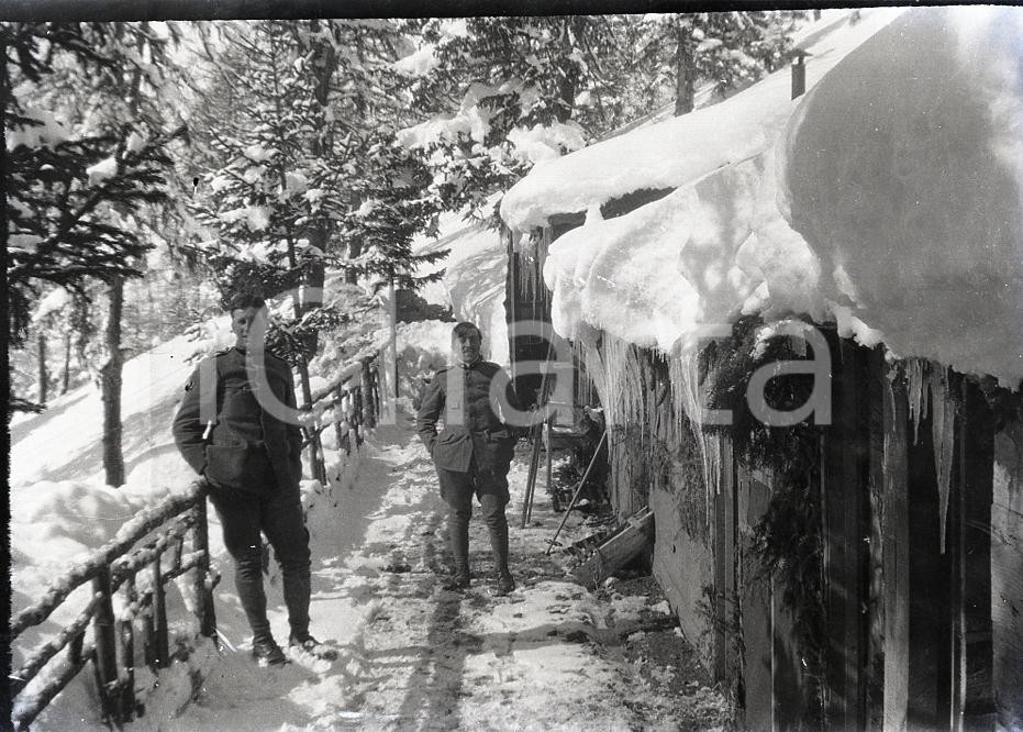 1915ca WW1 ESERCITO ITALIANO Acquartieramento truppa  * NEGATIVO ORIGINALE Negativo originale in bianco e nero su pellicola.  E' SEVERAMENTE VIETATA LA RIPRODUZIONE.TUTTI I DIRITTI SONO RISERVATI.ICharta mette in vendita, sul negozio eBay e in esclusiva sul sito "icharta" il proprio archivio composto da numerose diapositive e negativi fotografici d'epoca, tutti originali e autentici.Si tratta di uno sguardo inedito sull'attualità, la politica, la vita quotidiana, il gossip e la cultura, che fotografa il cambiamento della nazione (e non solo) tra il 1890 ed il 1990 circa. Un'occasione unica per il mercato del collezionismo, che vede finalmente disponibile un archivio eccezionale per vastità, tematiche e condizioni, in un settore (il negativo fotografico e la diapositiva) di assoluta novità e dalle interessanti prospettive di investimento.. FAIR/discreto  Formato: cm 6 x 4 originale e autentica 1