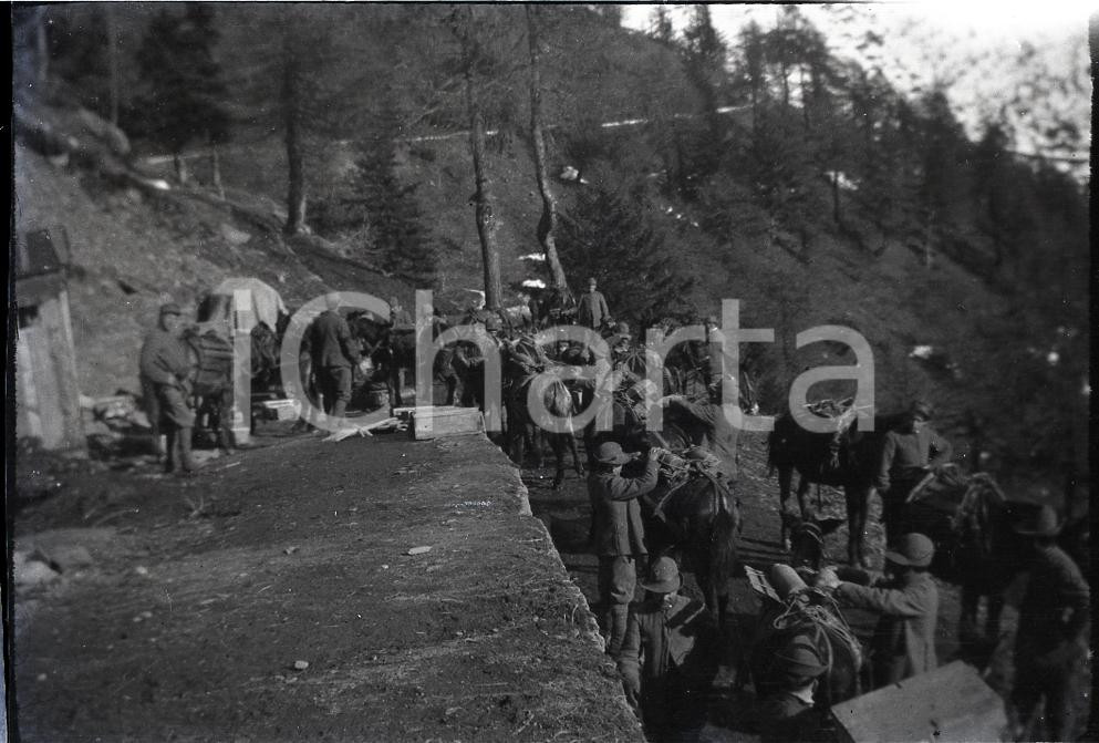 1915ca WW1 ESERCITO ITALIANO Approvigionamento con muli  * NEGATIVO ORIGINALE Negativo originale in bianco e nero su pellicola.  E' SEVERAMENTE VIETATA LA RIPRODUZIONE.TUTTI I DIRITTI SONO RISERVATI.ICharta mette in vendita, sul negozio eBay e in esclusiva sul sito "icharta" il proprio archivio composto da numerose diapositive e negativi fotografici d'epoca, tutti originali e autentici.Si tratta di uno sguardo inedito sull'attualità, la politica, la vita quotidiana, il gossip e la cultura, che fotografa il cambiamento della nazione (e non solo) tra il 1890 ed il 1990 circa. Un'occasione unica per il mercato del collezionismo, che vede finalmente disponibile un archivio eccezionale per vastità, tematiche e condizioni, in un settore (il negativo fotografico e la diapositiva) di assoluta novità e dalle interessanti prospettive di investimento.. FAIR/discreto  Formato: cm 9 X 6 originale e autentica 1
