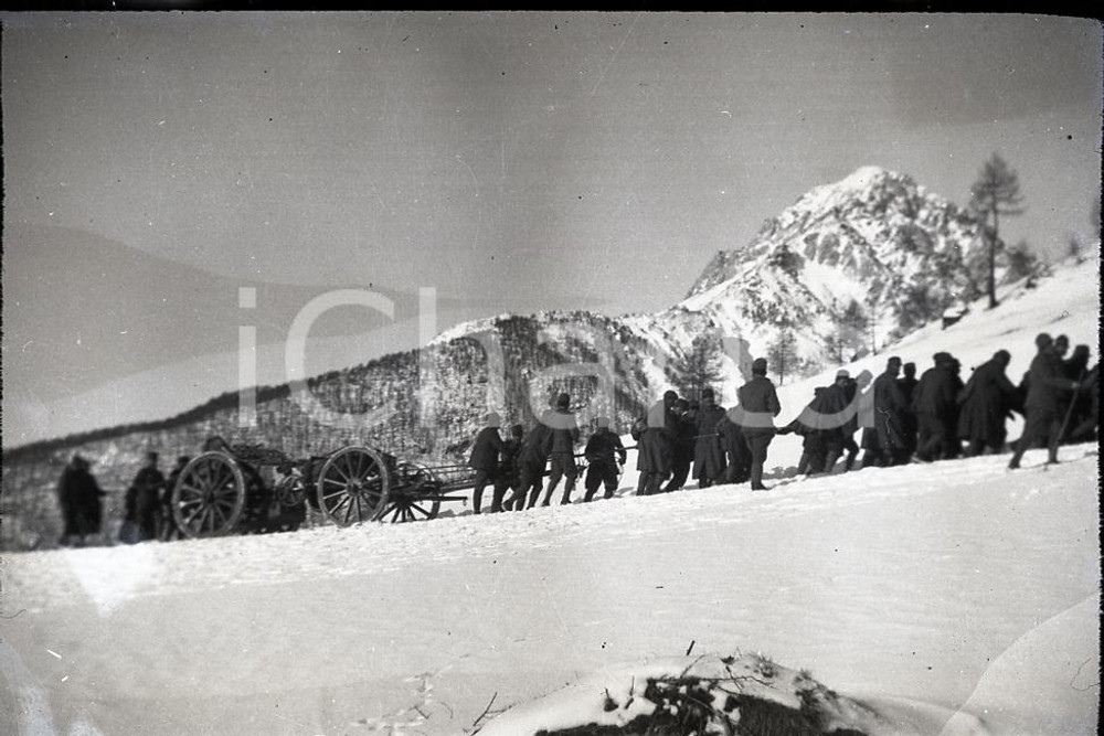 1915ca WW1 ESERCITO ITALIANO Traino obice sulla neve 2 NEGATIVO ORIGINALE Negativo originale in bianco e nero, su pellicola, in formato cm 6 x 9. CONDIZIONI: FAIR E' SEVERAMENTE VIETATA LA RIPRODUZIONE.TUTTI I DIRITTI SONO RISERVATI.ICharta mette in vendita, sul negozio eBay e in esclusiva sul sito "icharta" il proprio archivio composto da numerose diapositive e negativi fotografici d'epoca, tutti originali e autentici, che attraversano la storia del costume italiano tra gli la fine degli anni Sessanta e Novanta.Si tratta di uno sguardo inedito sull'attualità, la politica, la vita quotidiana, il gossip e la cultura, che fotografa il cambiamento della nazione in quest'ultimo scorcio del XX secolo. Un'occasione unica per il mercato del collezionismo, che vede finalmente disponibile un archivio eccezionale per vastità, tematiche e condizioni, in un settore (il negativo fotografico e la diapositiva) di assoluta novità e dalle interessanti prospettive di investimento. FAIR/discreto   originale e autentica 1
