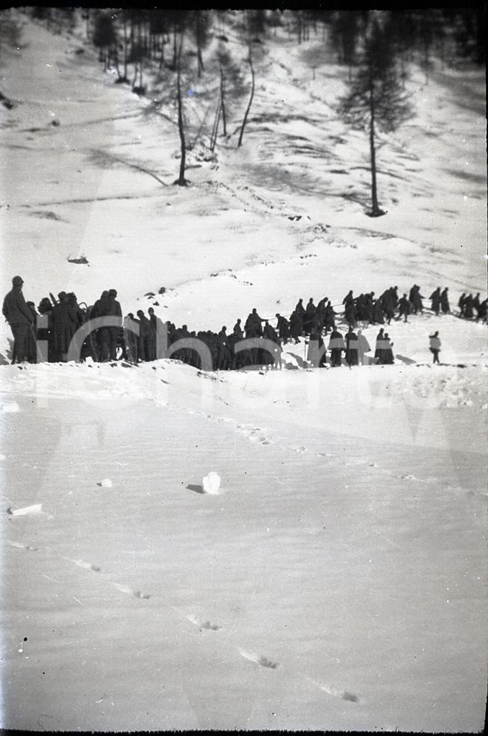 1915ca WW1 ESERCITO ITALIANO Traino obice sulla neve 3 * NEGATIVO ORIGINALE Negativo originale in bianco e nero su pellicola.  E' SEVERAMENTE VIETATA LA RIPRODUZIONE.TUTTI I DIRITTI SONO RISERVATI.ICharta mette in vendita, sul negozio eBay e in esclusiva sul sito "icharta" il proprio archivio composto da numerose diapositive e negativi fotografici d'epoca, tutti originali e autentici.Si tratta di uno sguardo inedito sull'attualità, la politica, la vita quotidiana, il gossip e la cultura, che fotografa il cambiamento della nazione (e non solo) tra il 1890 ed il 1990 circa. Un'occasione unica per il mercato del collezionismo, che vede finalmente disponibile un archivio eccezionale per vastità, tematiche e condizioni, in un settore (il negativo fotografico e la diapositiva) di assoluta novità e dalle interessanti prospettive di investimento.. FAIR/discreto Alone sul lato sinisro, come da scansione Formato: cm 6 x 4 originale e autentica 1
