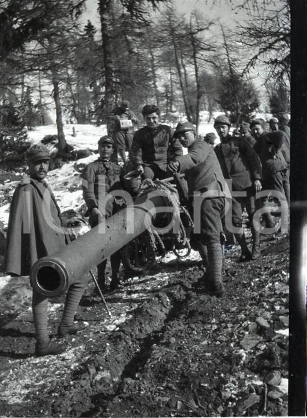 1915ca WW1 ESERCITO ITALIANO Traino obice sulla neve 7 * NEGATIVO ORIGINALE Negativo originale in bianco e nero su pellicola.  E' SEVERAMENTE VIETATA LA RIPRODUZIONE.TUTTI I DIRITTI SONO RISERVATI.ICharta mette in vendita, sul negozio eBay e in esclusiva sul sito "icharta" il proprio archivio composto da numerose diapositive e negativi fotografici d'epoca, tutti originali e autentici.Si tratta di uno sguardo inedito sull'attualità, la politica, la vita quotidiana, il gossip e la cultura, che fotografa il cambiamento della nazione (e non solo) tra il 1890 ed il 1990 circa. Un'occasione unica per il mercato del collezionismo, che vede finalmente disponibile un archivio eccezionale per vastità, tematiche e condizioni, in un settore (il negativo fotografico e la diapositiva) di assoluta novità e dalle interessanti prospettive di investimento.. FAIR/discreto  Formato: cm 6 x 4 originale e autentica 1