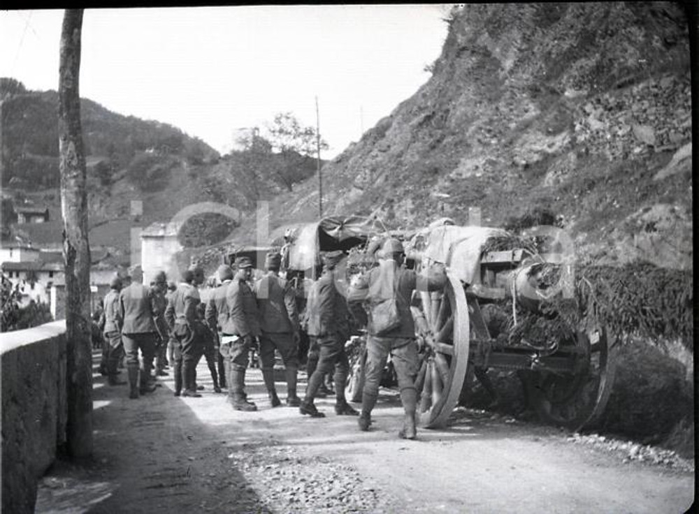 1915ca WW1 ESERCITO ITALIANO Traino obice con trattore * NEGATIVO ORIGINALE Negativo originale in bianco e nero su pellicola.  E' SEVERAMENTE VIETATA LA RIPRODUZIONE.TUTTI I DIRITTI SONO RISERVATI.ICharta mette in vendita, sul negozio eBay e in esclusiva sul sito "icharta" il proprio archivio composto da numerose diapositive e negativi fotografici d'epoca, tutti originali e autentici.Si tratta di uno sguardo inedito sull'attualità, la politica, la vita quotidiana, il gossip e la cultura, che fotografa il cambiamento della nazione (e non solo) tra il 1890 ed il 1990 circa. Un'occasione unica per il mercato del collezionismo, che vede finalmente disponibile un archivio eccezionale per vastità, tematiche e condizioni, in un settore (il negativo fotografico e la diapositiva) di assoluta novità e dalle interessanti prospettive di investimento.. FAIR/discreto  Formato: cm 6 x 4 originale e autentica 1