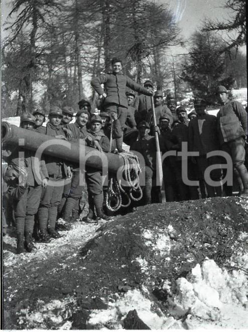 1915 ca WW1 ESERCITO ITALIANO Batteria in posa - NEGATIVO ORIGINALE Negativo originale in bianco e nero su pellicola.  E' SEVERAMENTE VIETATA LA RIPRODUZIONE.TUTTI I DIRITTI SONO RISERVATI.ICharta mette in vendita, sul negozio eBay e in esclusiva sul sito "icharta" il proprio archivio composto da numerose diapositive e negativi fotografici d'epoca, tutti originali e autentici.Si tratta di uno sguardo inedito sull'attualità, la politica, la vita quotidiana, il gossip e la cultura, che fotografa il cambiamento della nazione (e non solo) tra il 1890 ed il 1990 circa. Un'occasione unica per il mercato del collezionismo, che vede finalmente disponibile un archivio eccezionale per vastità, tematiche e condizioni, in un settore (il negativo fotografico e la diapositiva) di assoluta novità e dalle interessanti prospettive di investimento.. FAIR/discreto  Formato: cm 6 x 4 originale e autentica 1