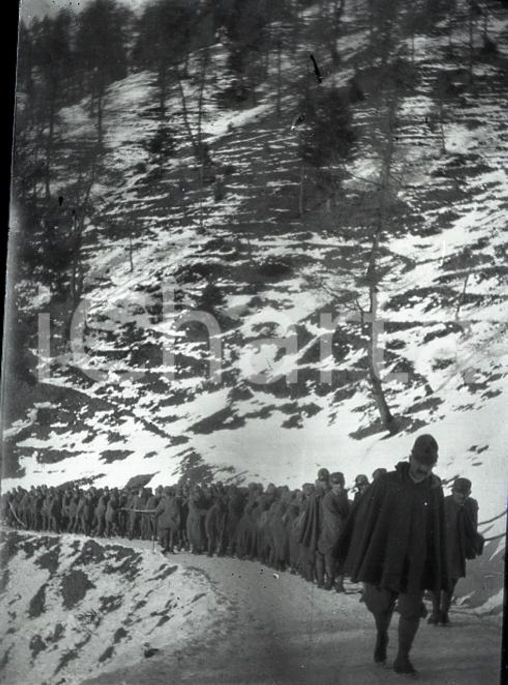 6X4cm NEGATIVO ORIGINALE* 1915ca WW1 ESERCITO ITALIANO Traino obice sulla neve 4   Negativo originale in bianco e nero (su pellicola), in formato cm 6 x 4 CONDIZIONI: FAIR (rozzamente rifilato) ICharta mette in vendita, sul negozio eBay e in esclusiva sul sito "icharta" il proprio archivio composto da numerose diapositive e negativi fotografici d'epoca, tutti originali e autentici, che attraversano la storia del costume italiano tra gli la fine degli anni Sessanta e Novanta.Si tratta di uno sguardo inedito sull'attualit&agrave;, la politica, la vita quotidiana, il gossip e la cultura, che fotografa il cambiamento della nazione in quest'ultimo scorcio del XX secolo. Un'occasione unica per il mercato del collezionismo, che vede finalmente disponibile un archivio eccezionale per vastit&agrave;, tematiche e condizioni, in un settore (il negativo fotografico e la diapositiva) di assoluta novit&agrave; e dalle interessanti prospettive di investimento. GOOD/buono   originale e autentica 1