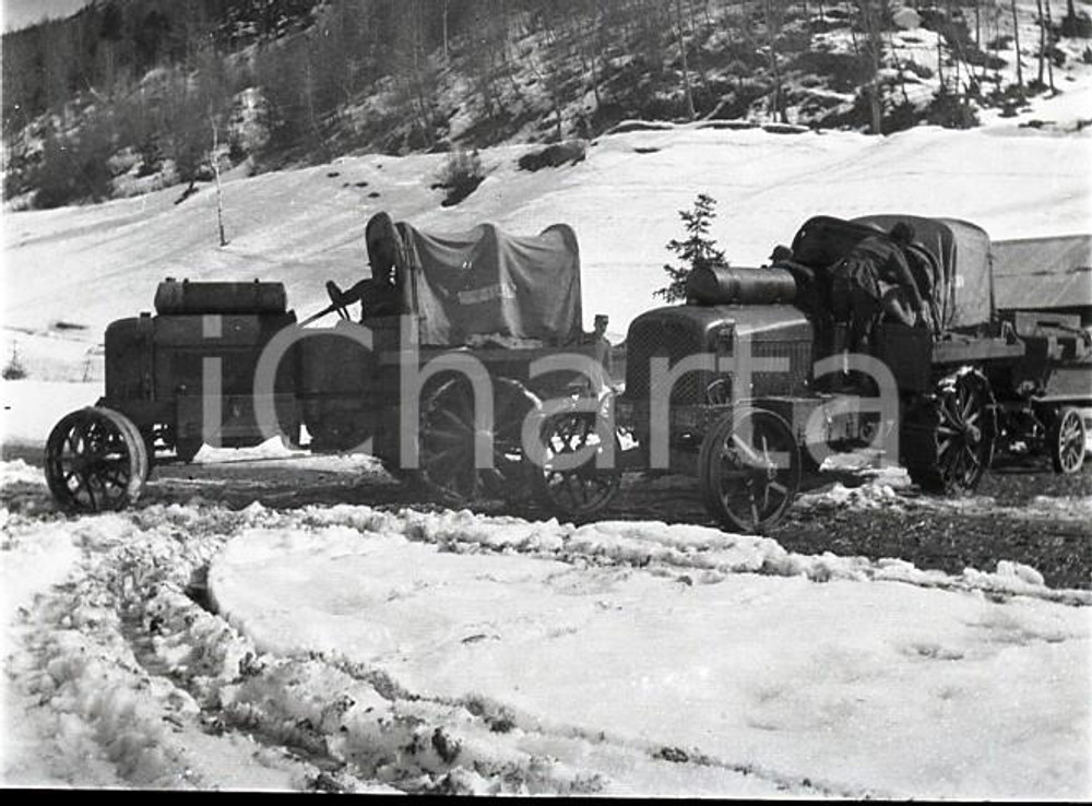 1915ca WW1 ESERCITO ITALIANO Trattori della sussistenza NEGATIVO FOTOGRAFICO   Negativo originale in bianco e nero (su pellicola), in formato cm 6 x 4 CONDIZIONI: FAIR (rozzamente rifilato) ICharta mette in vendita, sul negozio eBay e in esclusiva sul sito "icharta" il proprio archivio composto da numerose diapositive e negativi fotografici d'epoca, tutti originali e autentici, che attraversano la storia del costume italiano tra gli la fine degli anni Sessanta e Novanta.Si tratta di uno sguardo inedito sull'attualit&agrave;, la politica, la vita quotidiana, il gossip e la cultura, che fotografa il cambiamento della nazione in quest'ultimo scorcio del XX secolo. Un'occasione unica per il mercato del collezionismo, che vede finalmente disponibile un archivio eccezionale per vastit&agrave;, tematiche e condizioni, in un settore (il negativo fotografico e la diapositiva) di assoluta novit&agrave; e dalle interessanti prospettive di investimento. FAIR/discreto   originale e autentica 1