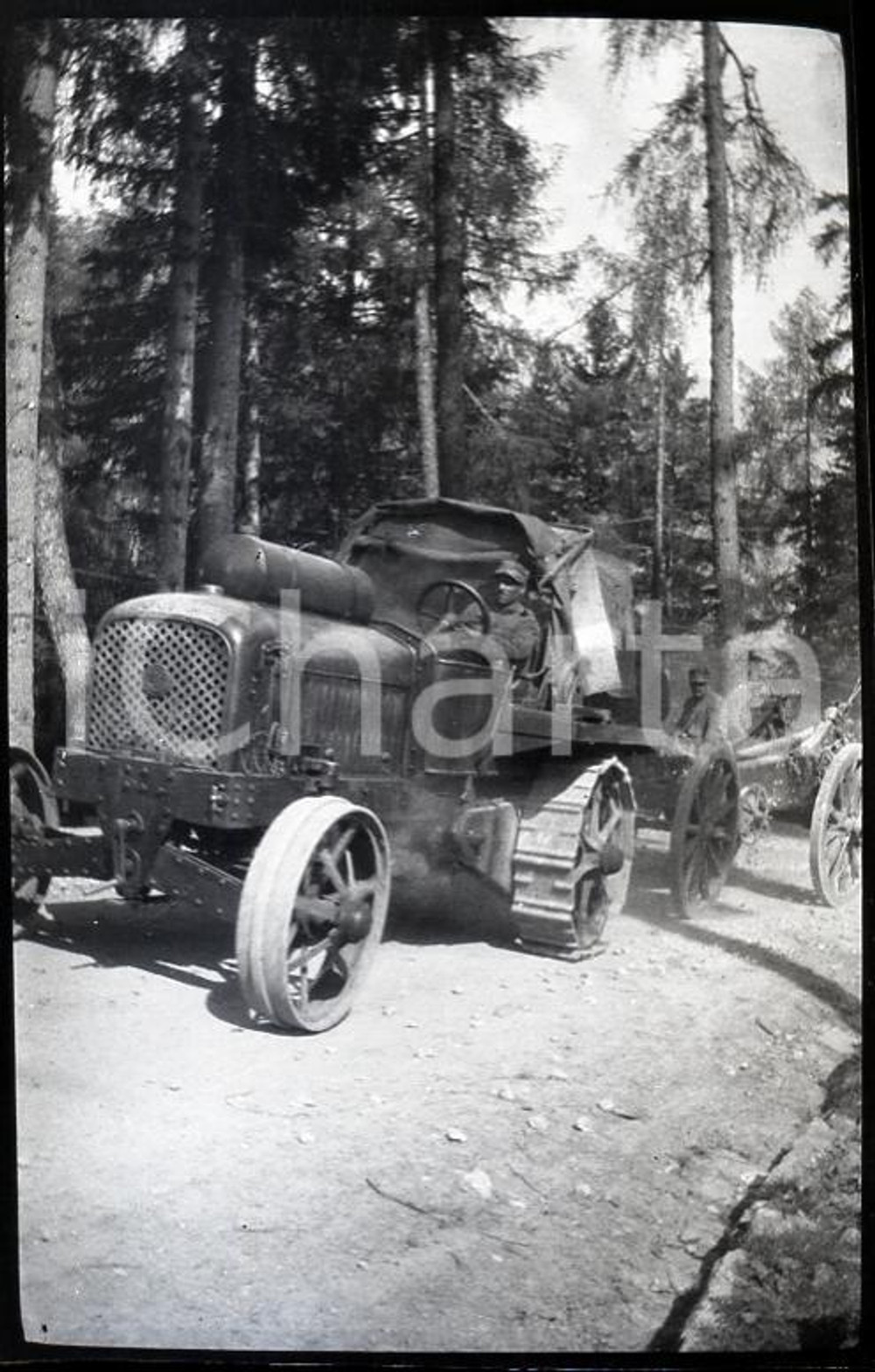 1915ca WW1 ESERCITO ITALIANO Trattore traino obice (2) NEGATIVO ORIGINALE   Negativo originale in bianco e nero (su pellicola), in formato cm 6 x 4 CONDIZIONI: FAIR (rozzamente rifilato) ICharta mette in vendita, sul negozio eBay e in esclusiva sul sito "icharta" il proprio archivio composto da numerose diapositive e negativi fotografici d'epoca, tutti originali e autentici, che attraversano la storia del costume italiano tra gli la fine degli anni Sessanta e Novanta.Si tratta di uno sguardo inedito sull'attualit&agrave;, la politica, la vita quotidiana, il gossip e la cultura, che fotografa il cambiamento della nazione in quest'ultimo scorcio del XX secolo. Un'occasione unica per il mercato del collezionismo, che vede finalmente disponibile un archivio eccezionale per vastit&agrave;, tematiche e condizioni, in un settore (il negativo fotografico e la diapositiva) di assoluta novit&agrave; e dalle interessanti prospettive di investimento. FAIR/discreto   originale e autentica 1