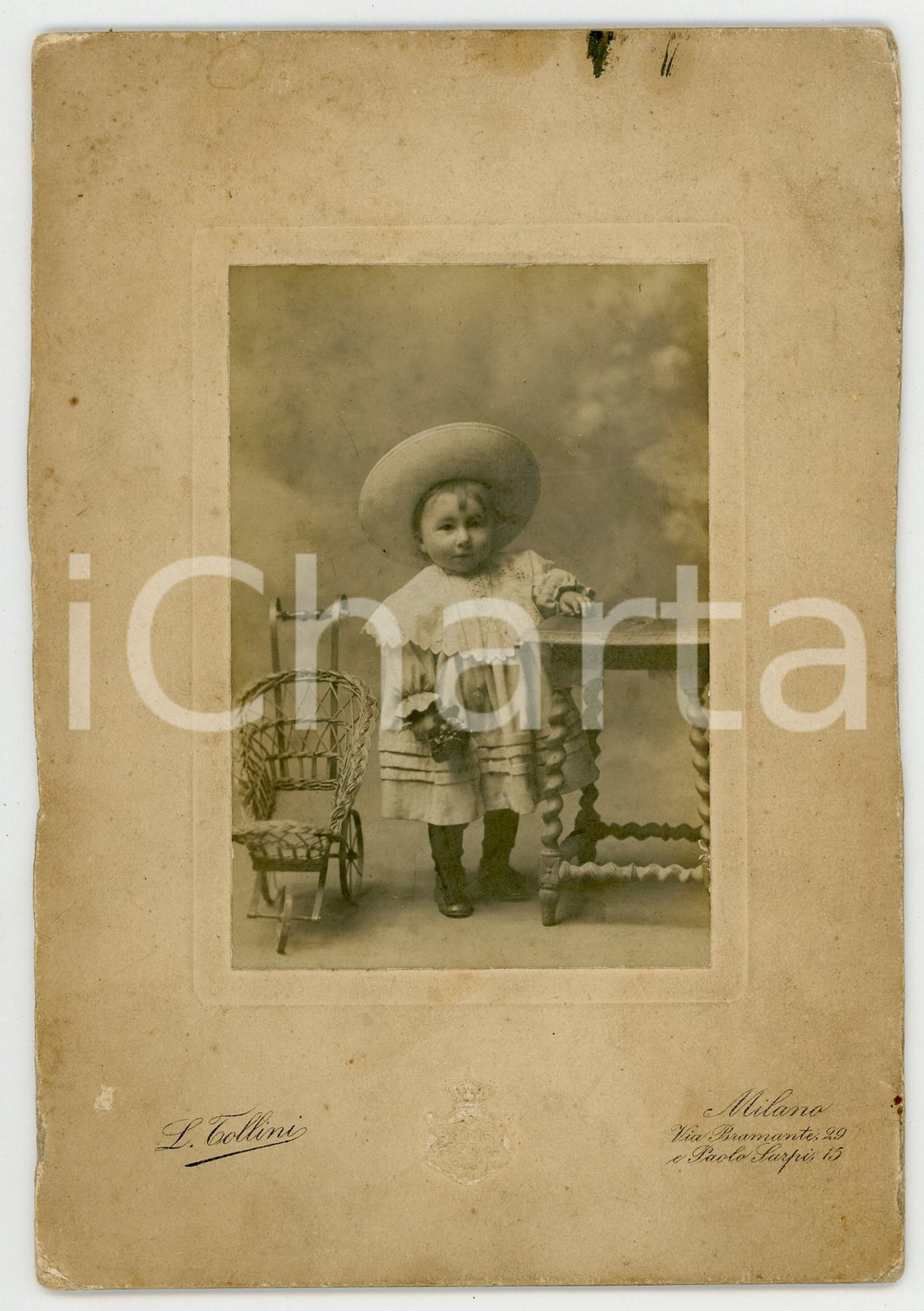 1910 ca MILANO Ritratto di bambina con carrozzina giocattolo *Foto L. TOLLINI