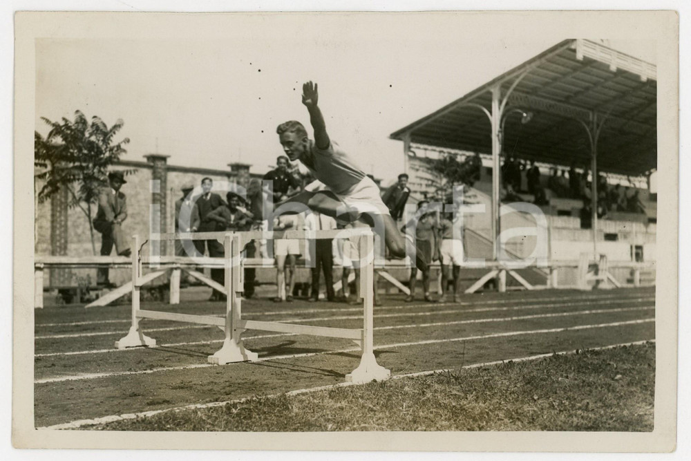 1940 ca TORINO LITTORIALI ATLETICA Giovane durante corsa a ostacoli *Foto