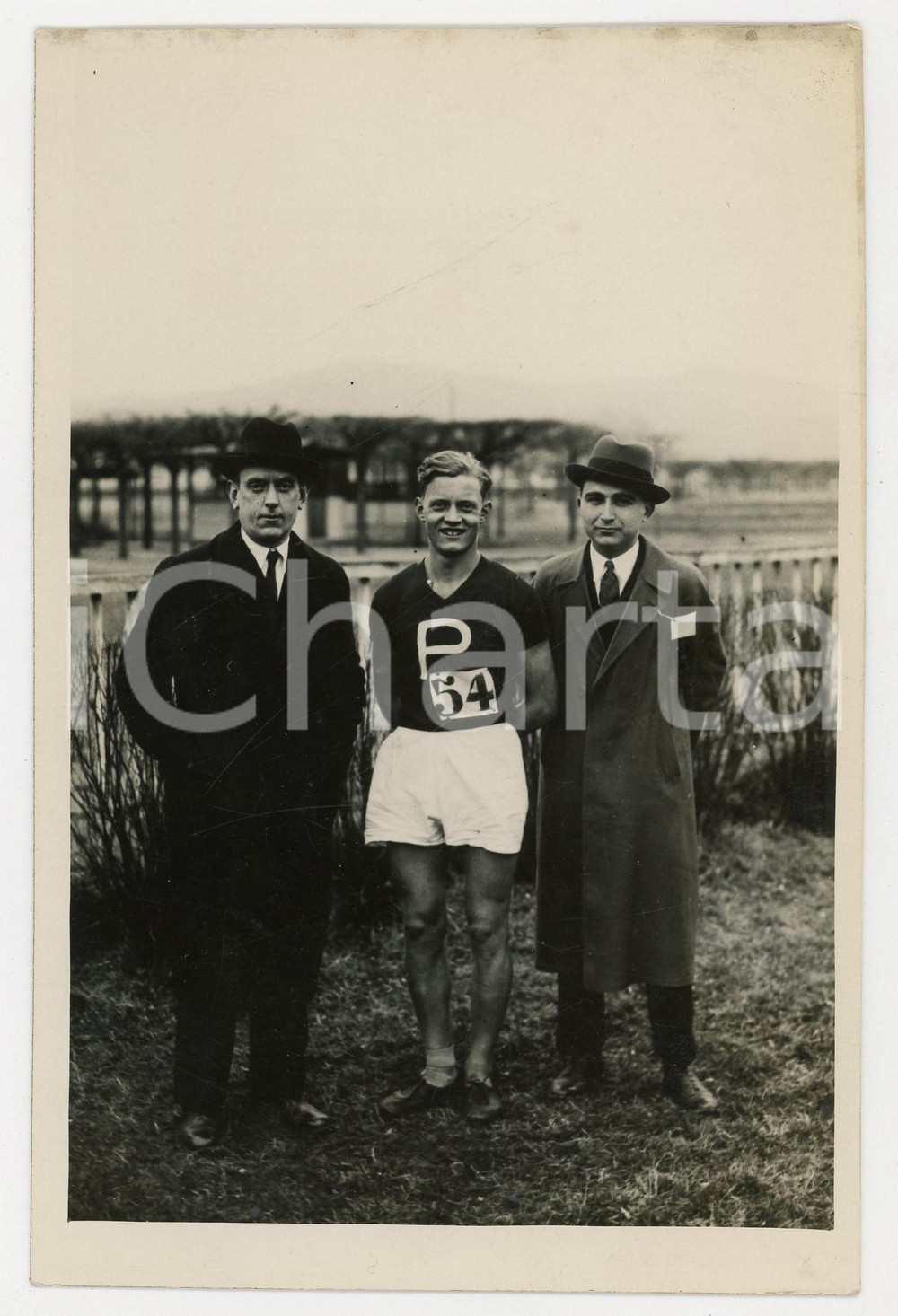 1940 ca TORINO LITTORIALI SPORT Atleta con gli allenatori - Foto 13x18 cm  Fotografia d'epoca. FORMATO: 13x18 cmCONDIZIONI: G    originale e autentica 1