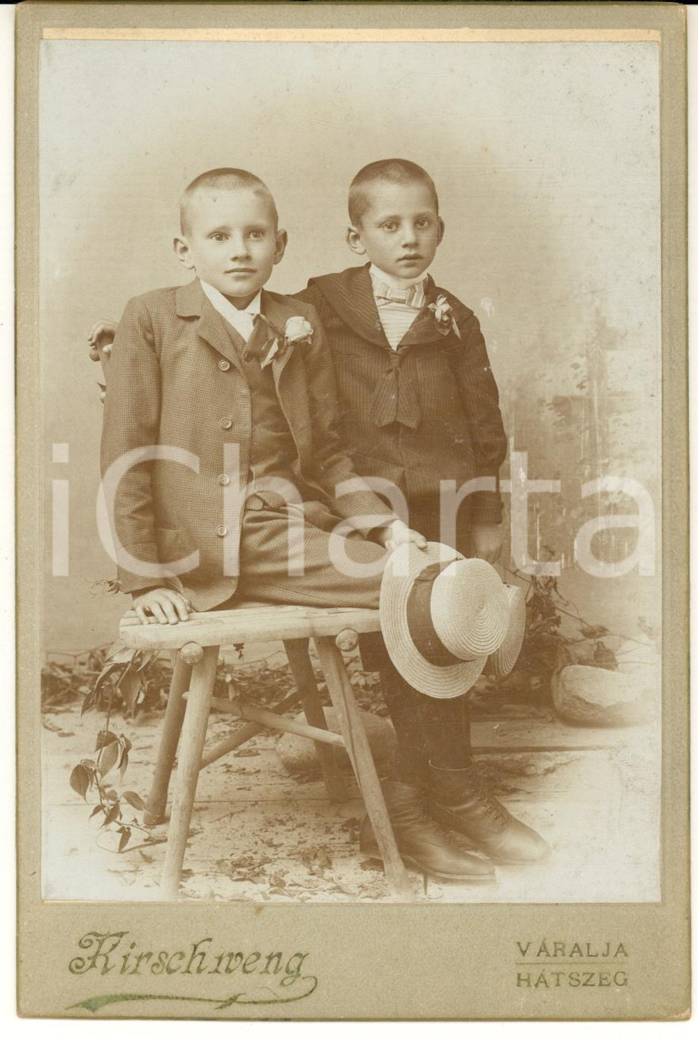 1910 ca VARALJA / HATSZEG (HUNGARY) Portrait of children *Photo KIRSCHWENG Fotografia d'epoca, su cartoncino rigido.CONDIZIONI: GFORMATO: 11x16 cm    originale e autentica 1
