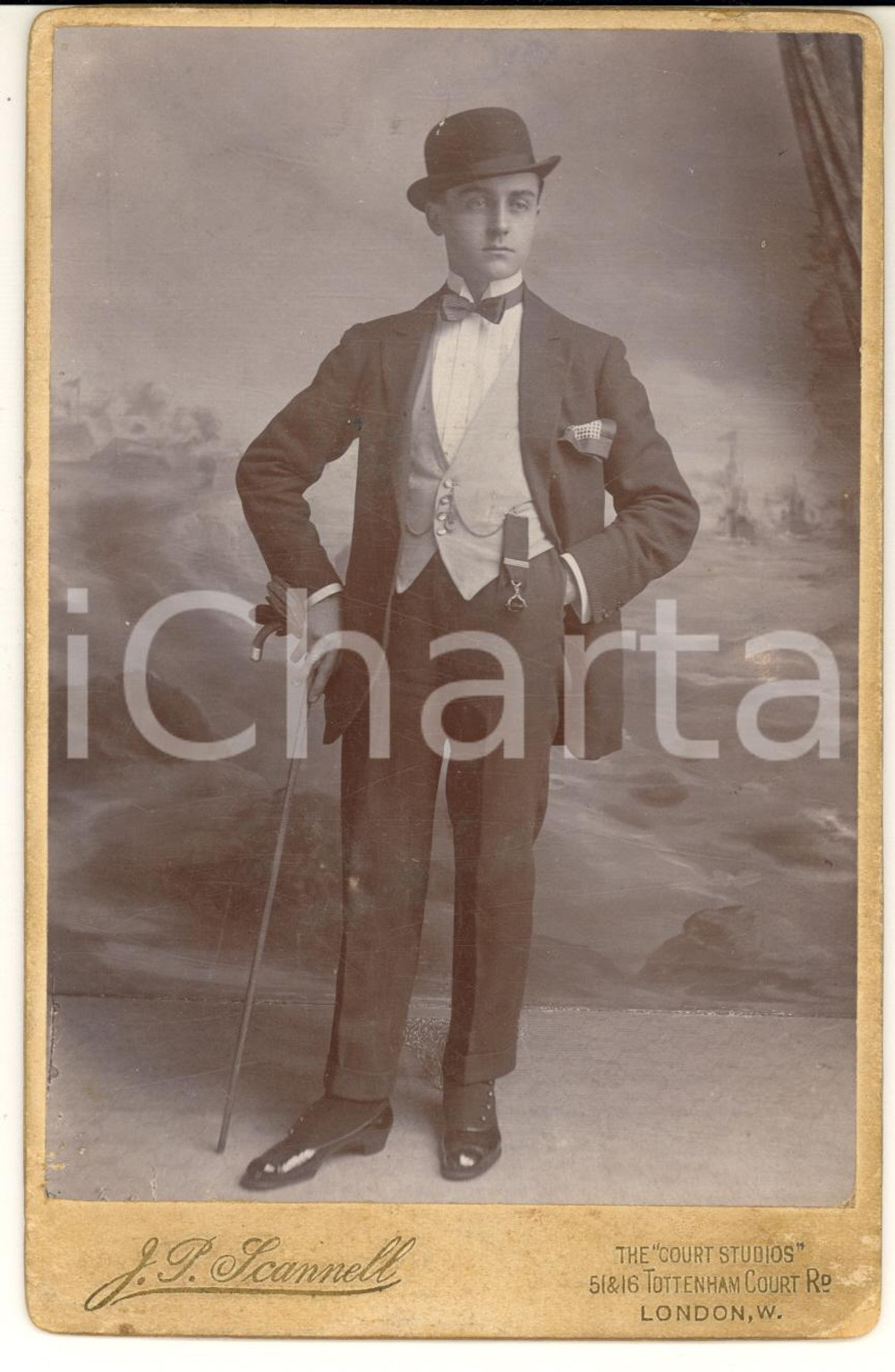 1900 ca LONDON Ritratto di gentiluomo in abito da passeggio *Foto J. P. SCANNELL Fotografia d'epoca, su cartoncino rigido.CONDIZIONI: FAIR (piegature al cartoncino)FORMATO: 11x16 cm    originale e autentica 1