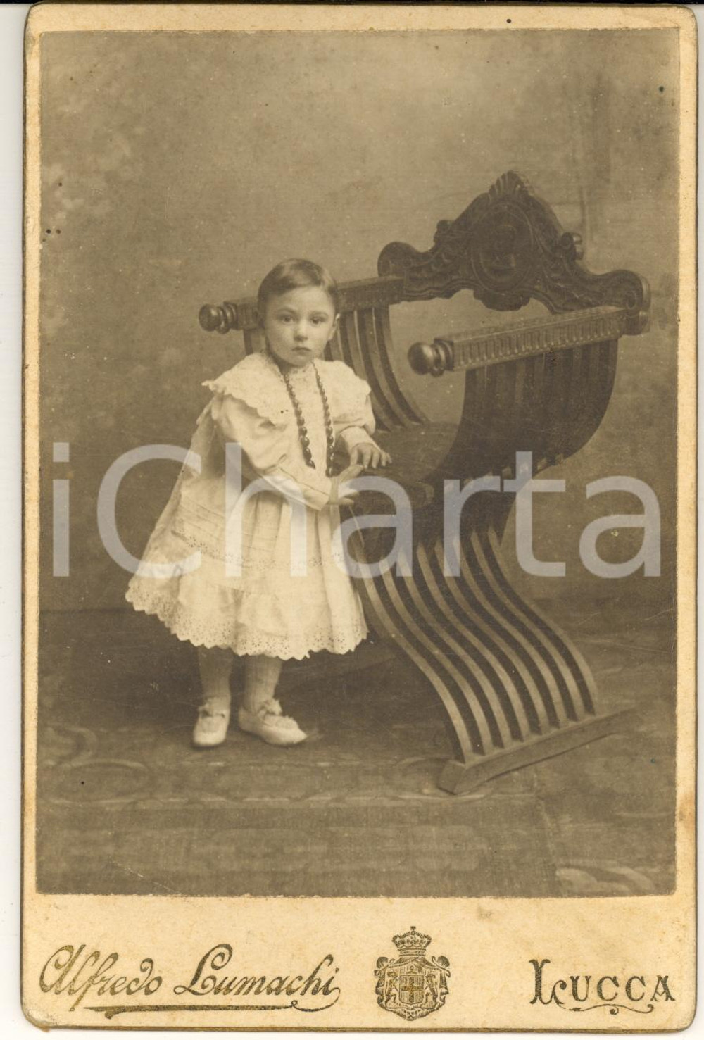 1900 ca LUCCA Ritratto di bambina con grande sedia - Foto Alfredo LUMACHI