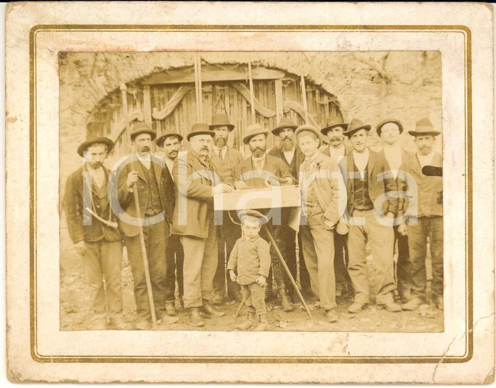 1890 ca s. l. ITALIA Maestranze di un'impresa davanti a un portone *Foto VINTAGE