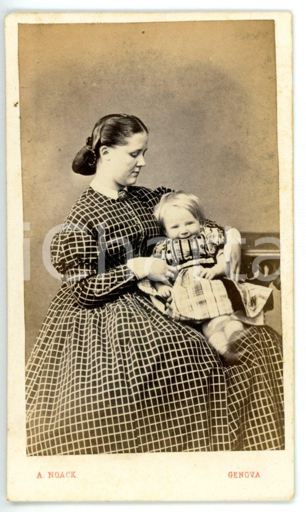 1880 ca GENOVA Madre in abito a quadri con bambino in braccio - Foto A. NOACK CDV