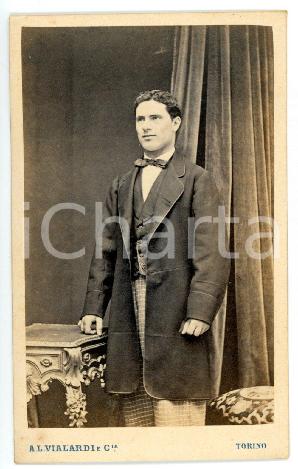 1880 ca TORINO Giovane uomo in soprabito scuro - Fotografia VIALARDI - CDV