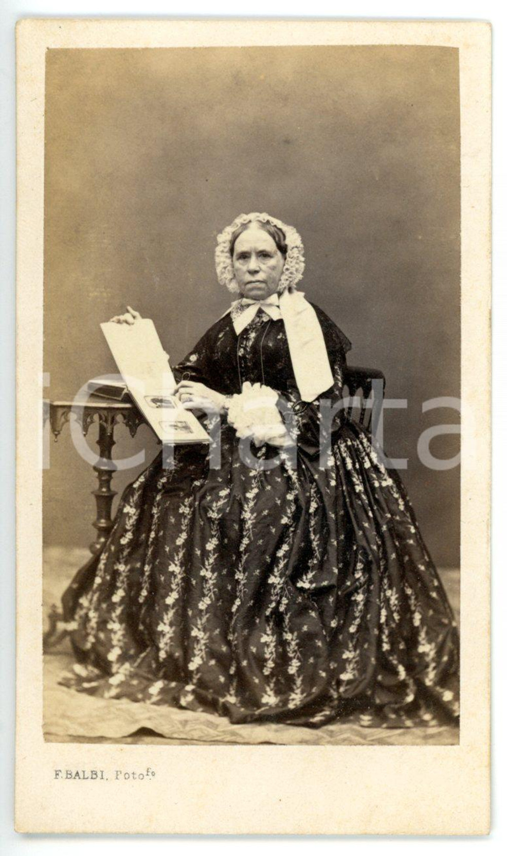 1880 ca GENOVA Anziana donna sfoglia l'album di famiglia - Foto F. BALBI - CDV