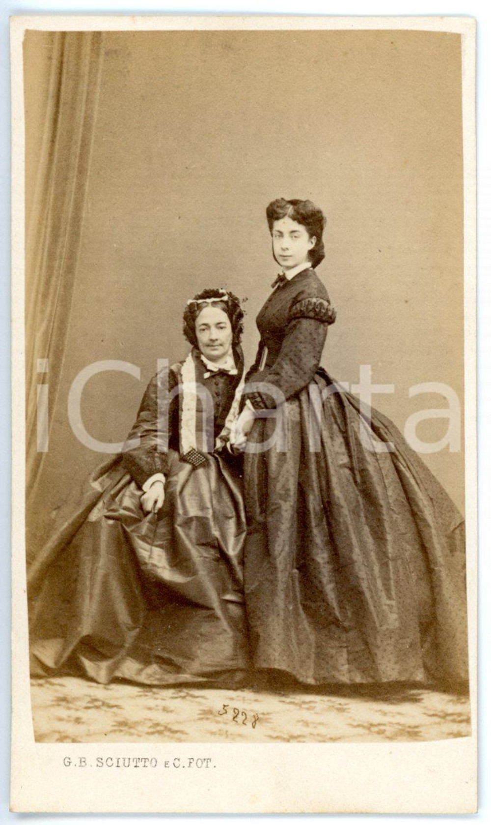 1870 ca GENOVA Ritratto di madre e figlia in abito scuro *Foto G. B. SCIUTTO CDV