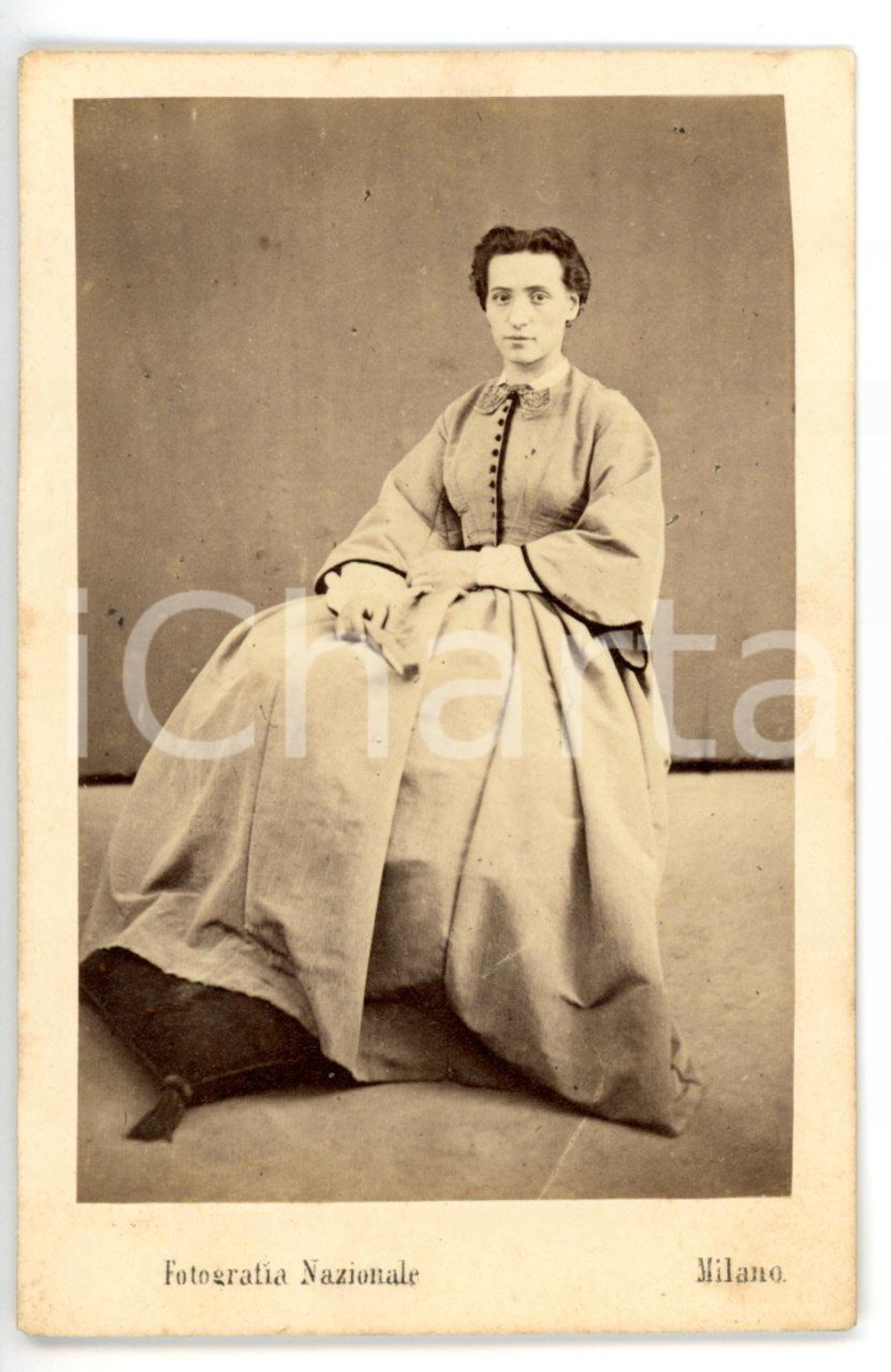 1870 ca MILANO Ritratto di donna in abito da passeggio *Foto NAZIONALE - CDV