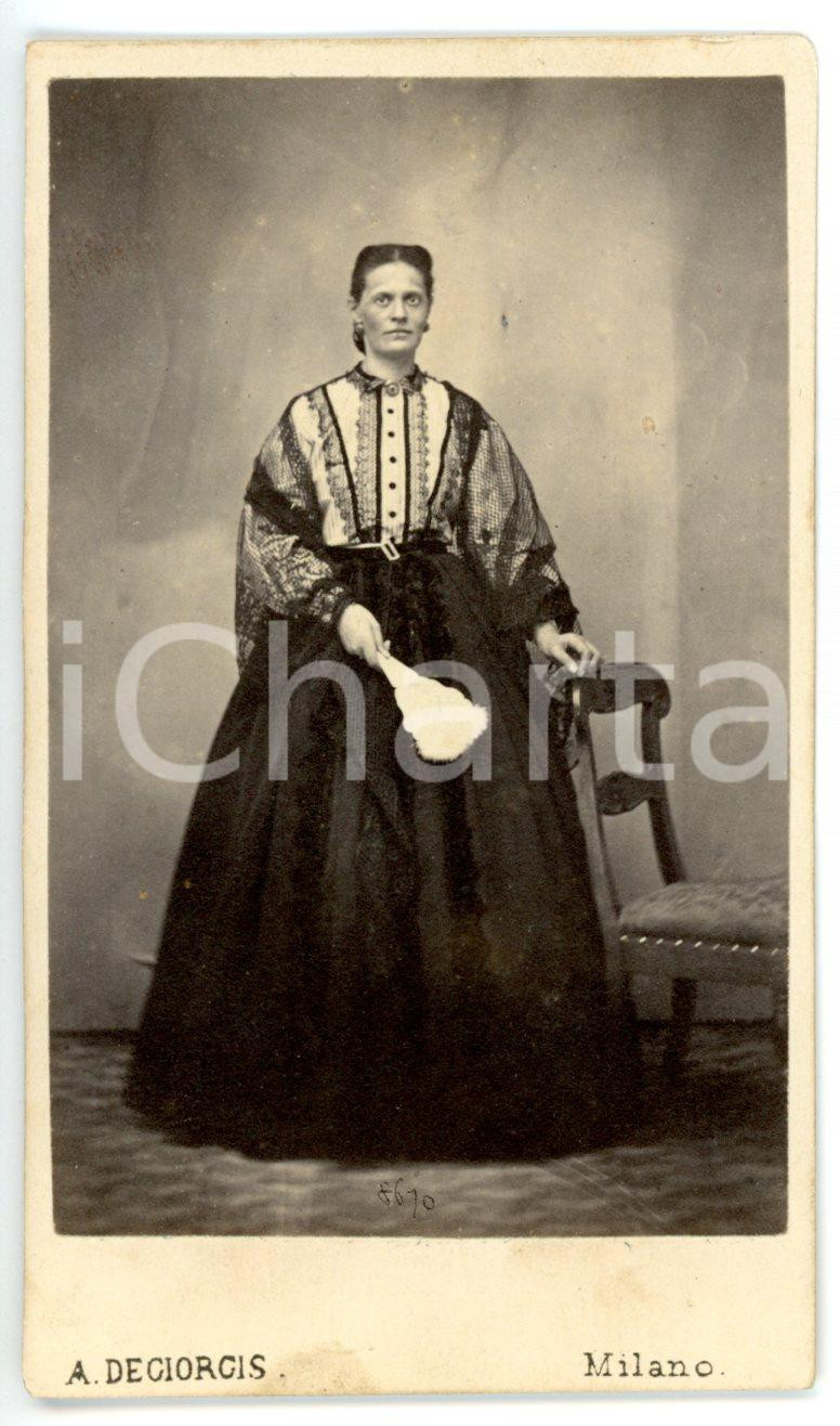 1870 ca MILANO Donna in abito da passeggio ricamato *Foto Adele DEGIORGIS - CDV