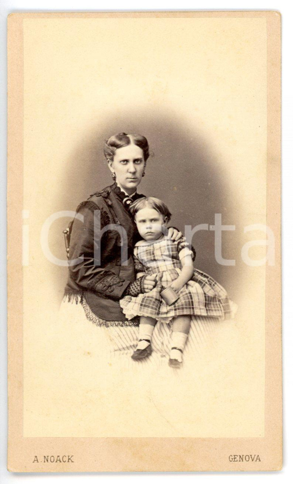 1870 ca GENOVA Ritratto di madre con bambino in braccio *Foto ALFREDO NOACK CDV