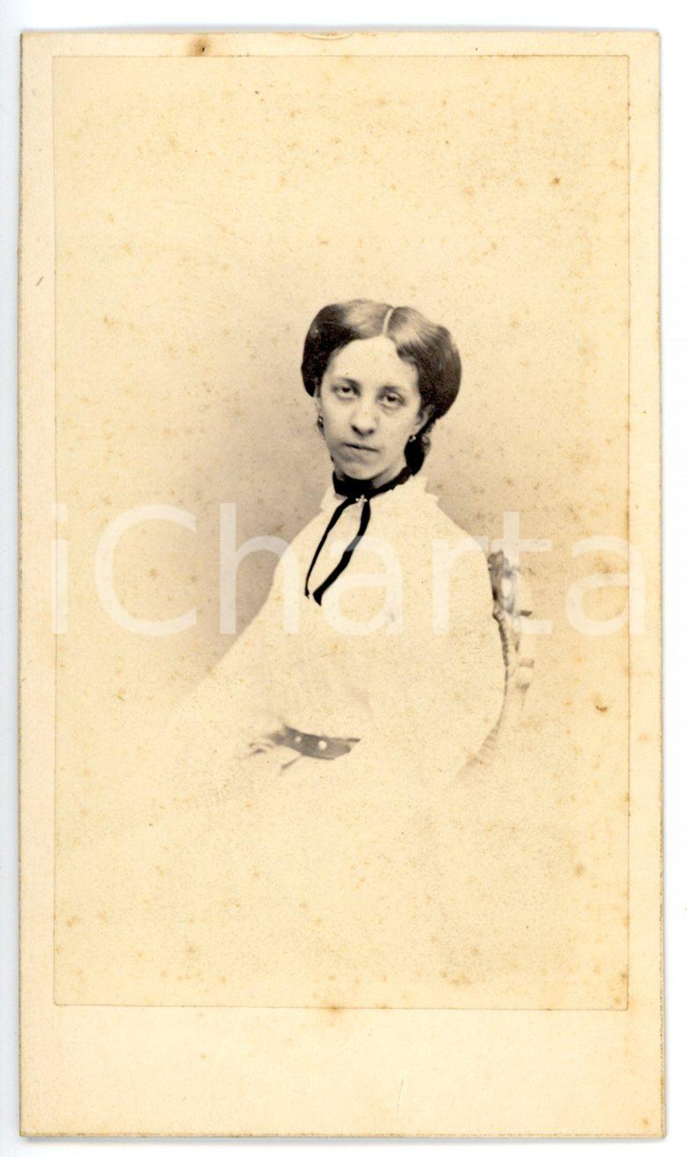 1870 ca TORINO Donna con nastro e crocifisso *Foto Francesco M. CHIAPELLA - CDV Fotografia d'epoca su cartoncino rigido.FOTOGRAFO: Francesco Maria Chiapella - Torino, via San Massimo 9CONDIZIONI: FAIR (lievi macchie sulla fotografia)FORMATO: CDV      originale e autentica 1