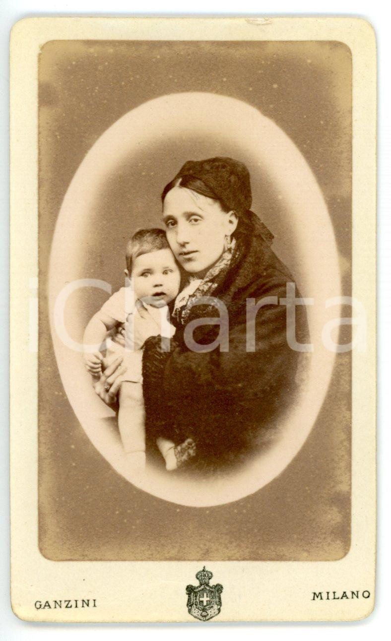 1870 ca MILANO Madre con bambino tra le braccia *Fotografia G. B. GANZINI - CDV