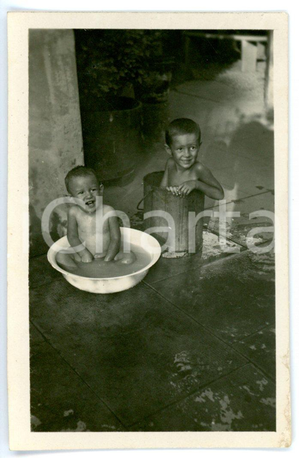 1940 ca ITALIA Bagno di bambini in tinozza - Foto VINTAGE 5x9 cm