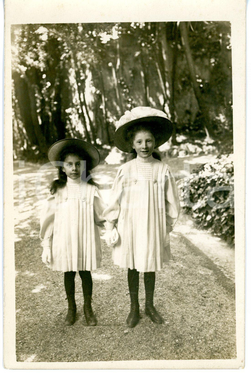 1920 ca ITALIA Ritratto di due bambine con abito uguale *Fotocartolina FP NV