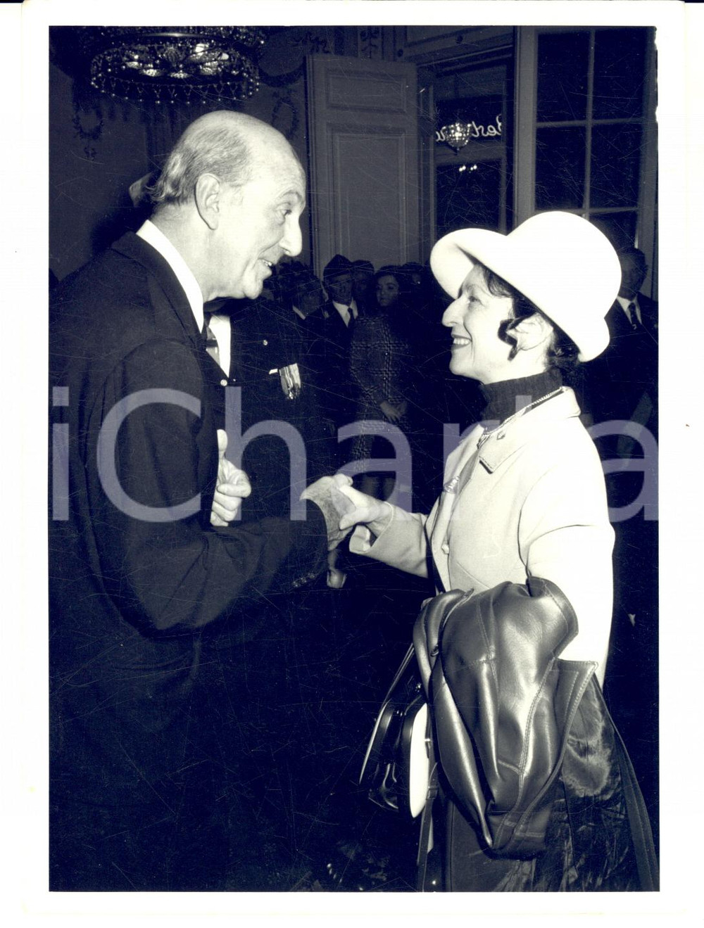 1970 CASCAIS Umberto II di SAVOIA incontra Lidia Bottallo - Foto 13x18 cm Fotografia d'epoca, scattata durante il ricevimento di una delegazione. CONDIZIONI: FAIR (lievi graffi superficiali)    originale e autentica 1
