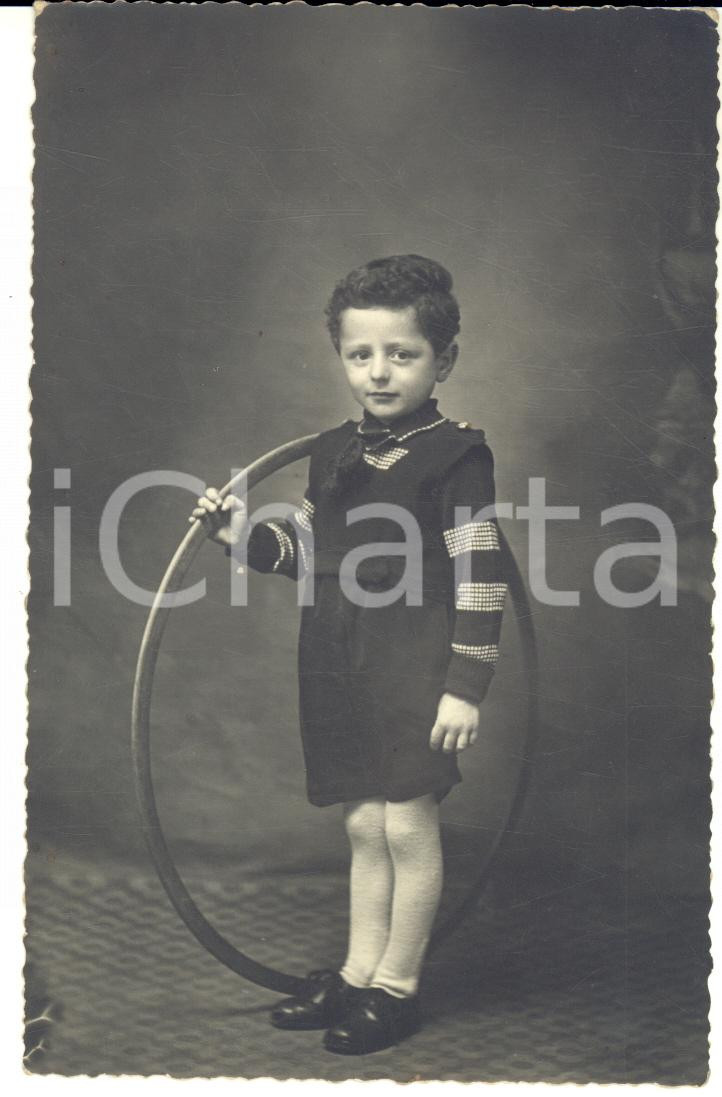 Fotografia d epoca originale 1930 ca PEROSA ARGENTINA Ritratto di bambino con cerchio Foto cartolina RIBBA 1