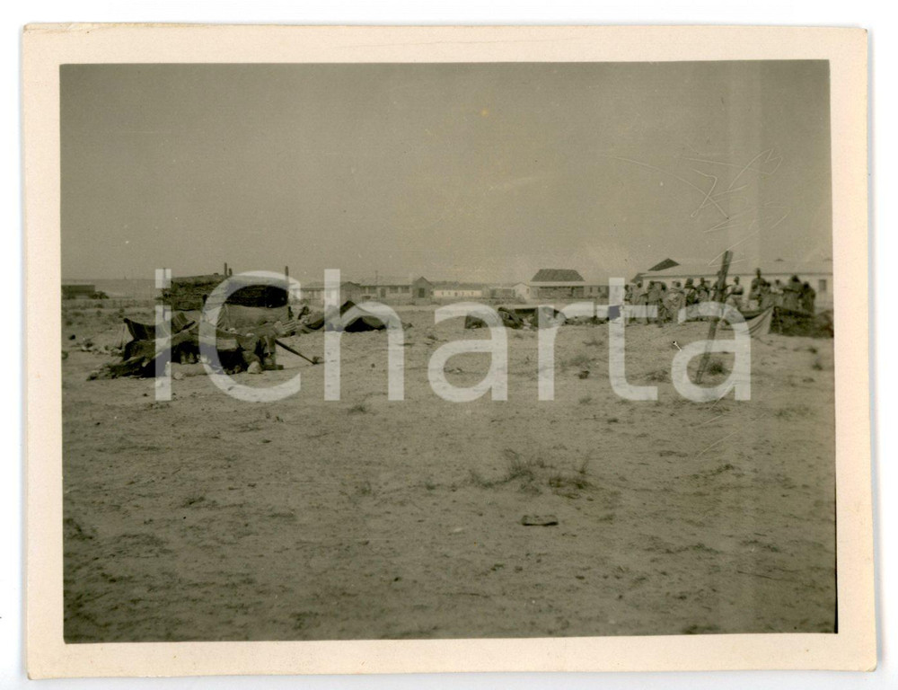 1929 BUERAT EL HSUN (LIBIA) Accampamento militare con beduini *Foto 11x8 cm Fotografia d'epoca.  CONDIZIONI: FAIR (difetto di stampa al margine destro) FORMATO: 11x8 cm    originale e autentica 1