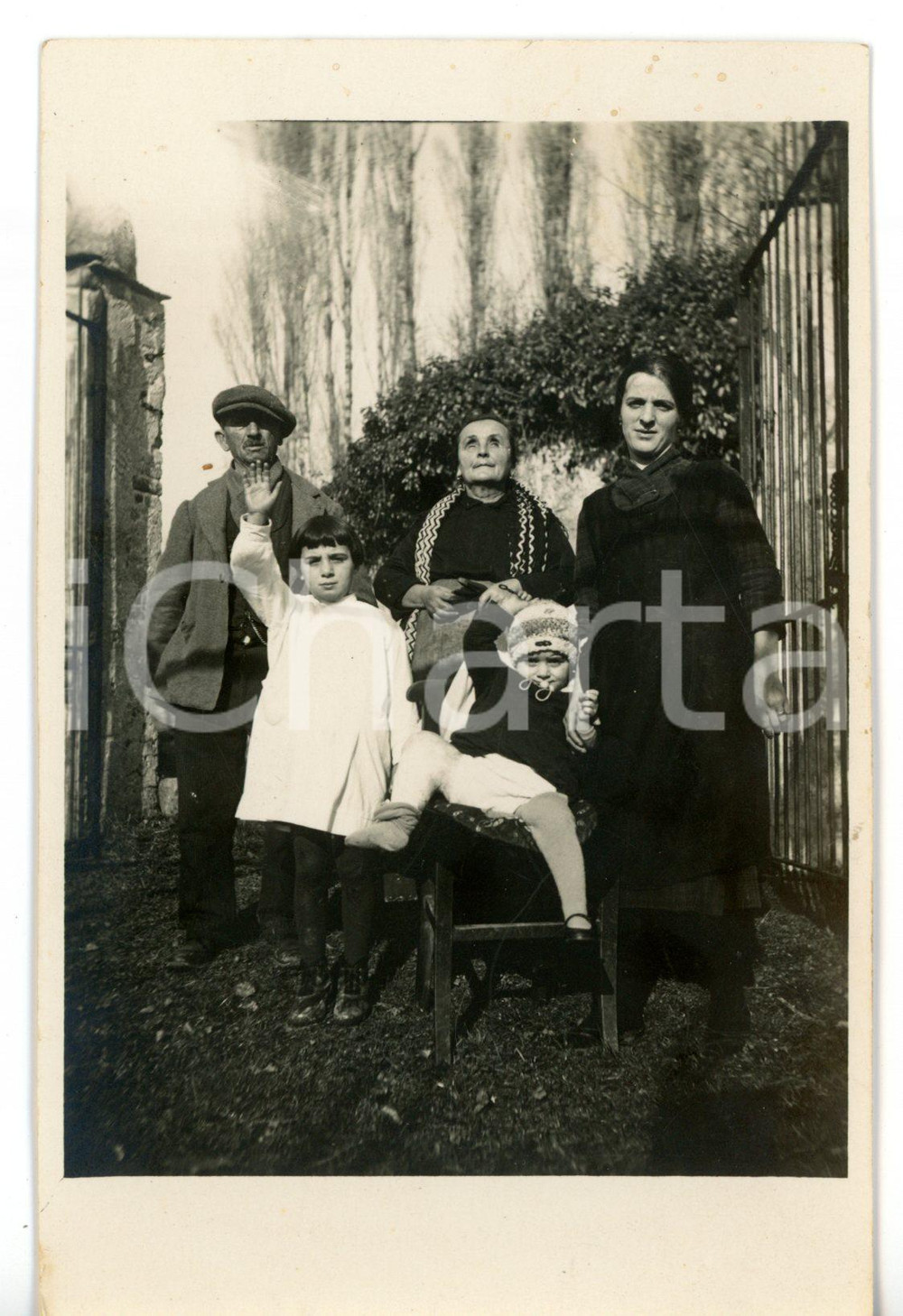 1930 CUORGNÈ Ritratto di famiglia con bambini in giardino *Foto FP NV