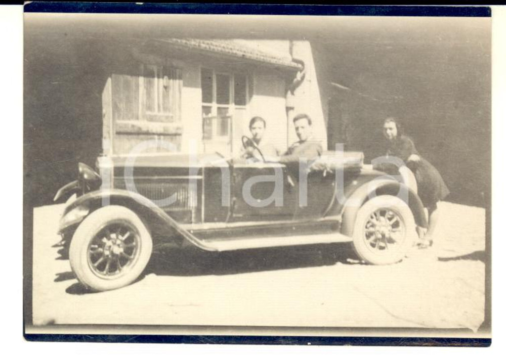 1925 ca LOMBARDIA Famiglia con automobile in cortile - Foto VINTAGE 9x6 cm