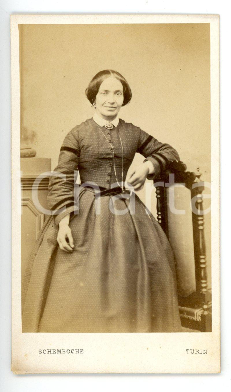 Fotografia d epoca originale 1870 ca TORINO Ritratto di donna con collana fra le mani Foto SCHEMBOCHE  CDV 1