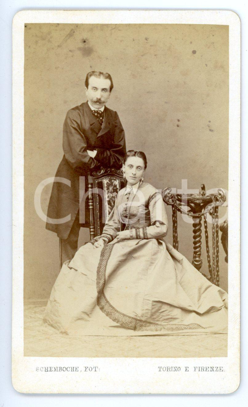 Fotografia d epoca originale 1870 ca TORINO Coppia di coniugi in abito da passeggio Foto SCHEMBOCHE  CDV 1