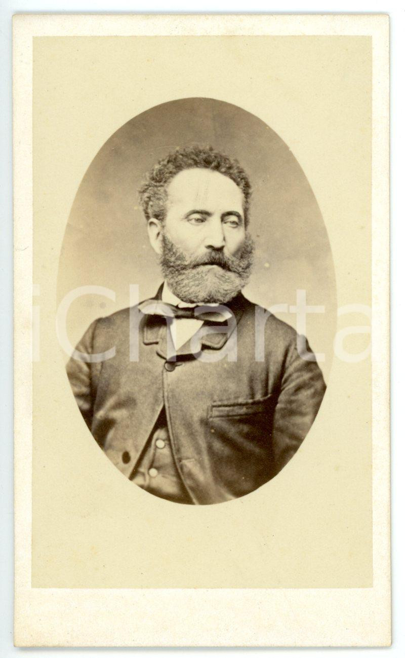 Fotografia d epoca originale 1870 ca TORINO Ritratto maschile con cravattino scuro Foto SCHEMBOCHE  CDV 1