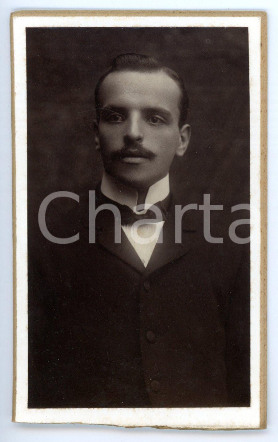 Fotografia d epoca originale 1905 ca TORINO Ritratto maschile in abito scuro Foto BERTIERI  CDV 1