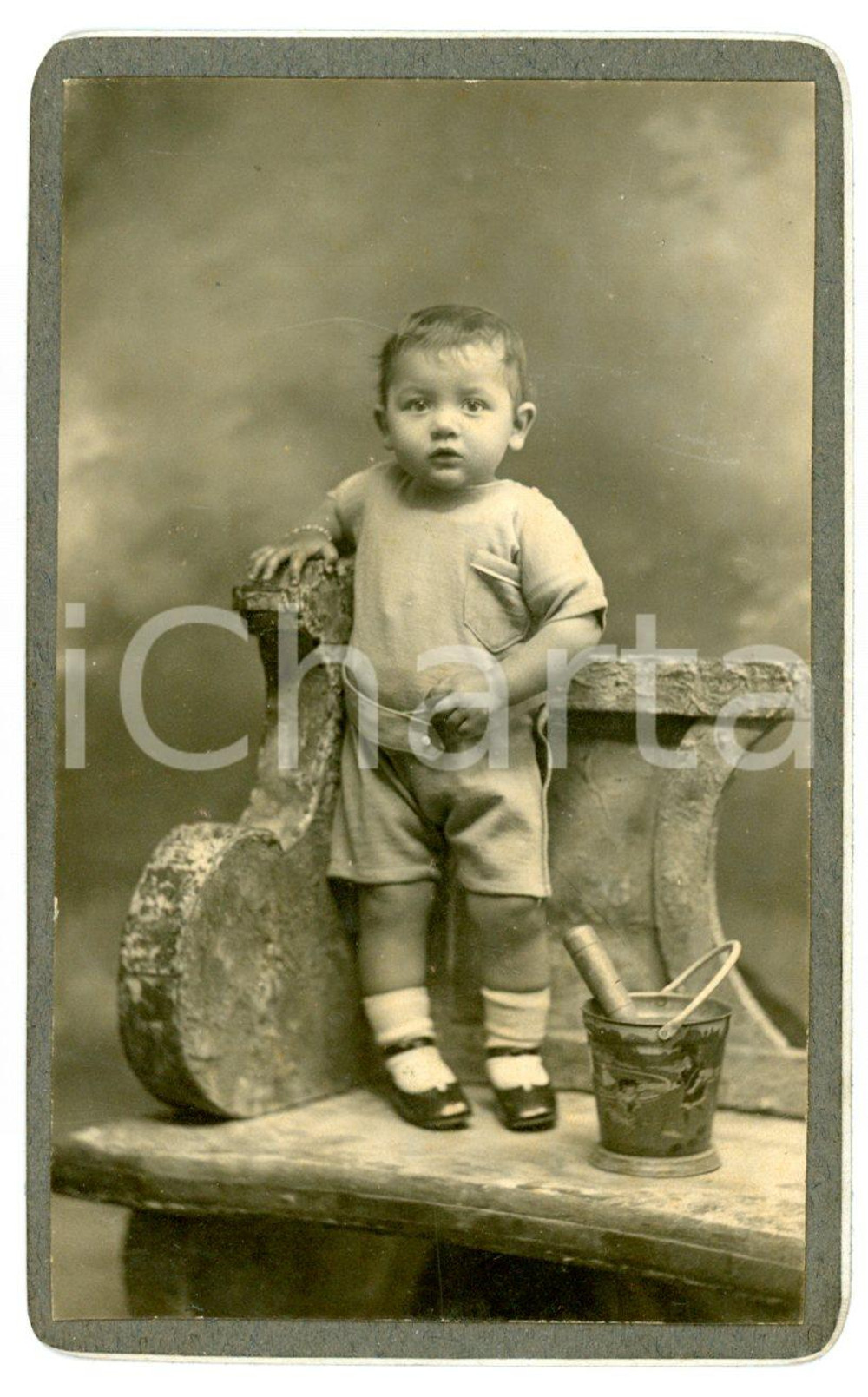 1920 ca MARSEILLE Ritratto di bambino con secchiello *Foto Lucien GAULARD - CDV
