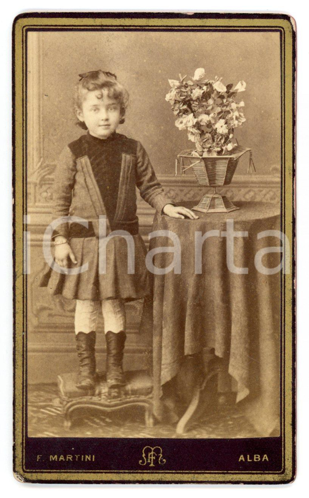 1900 ca ALBA Ritratto di bambina con vaso di fiori *Foto F. MARTINI - CDV