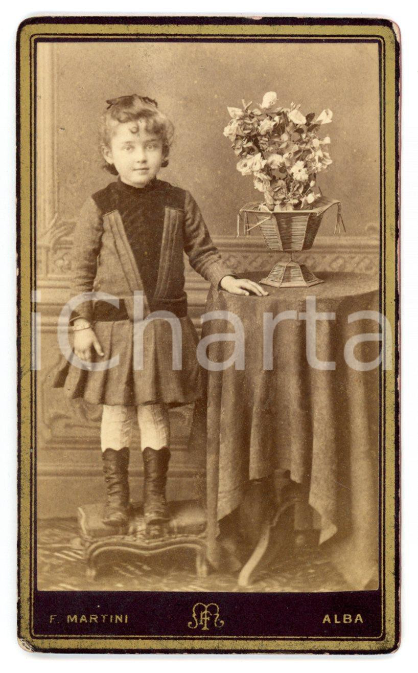 Fotografia d epoca originale 1900 ca ALBA Ritratto di bambina con vaso di fiori Foto F. MARTINI  CDV 1