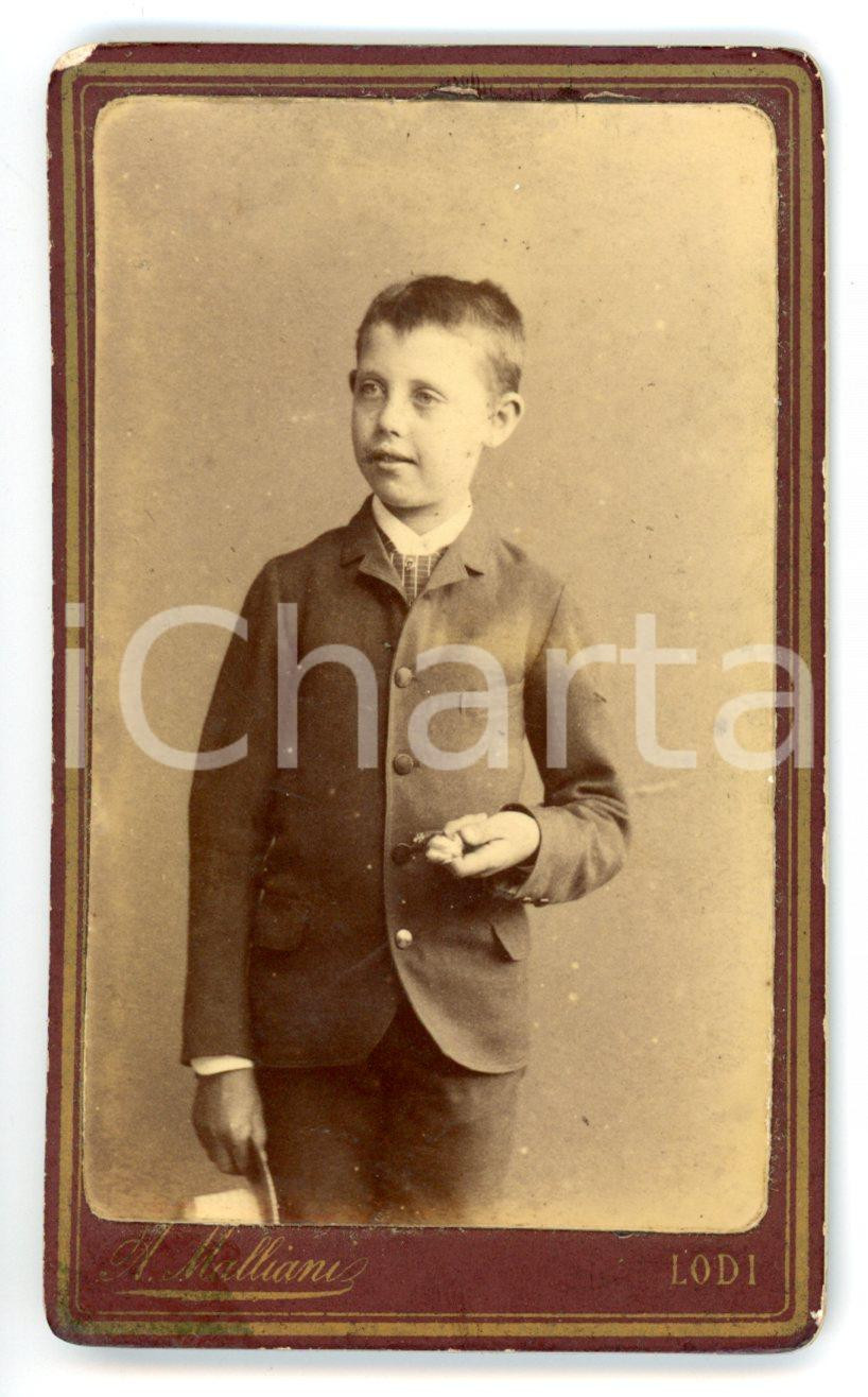 Fotografia d epoca originale 1890 ca LODI Ritratto di bambino in divisa collegiale Foto A. MALLIANI  CDV 1