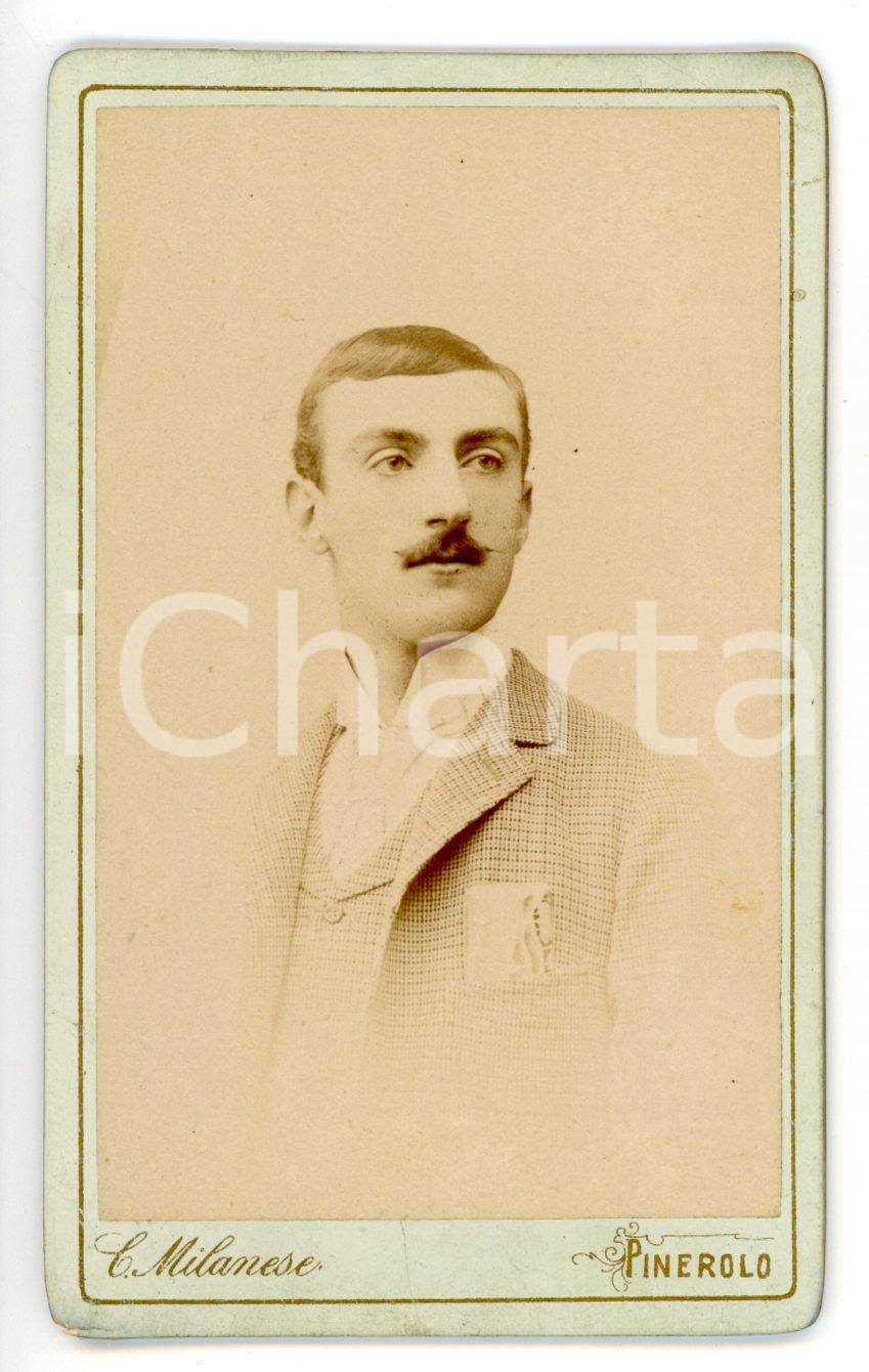 Fotografia d epoca originale 1890 ca PINEROLO Ritratto maschile in abito a quadretti Foto Carlo MILANESE CDV 1