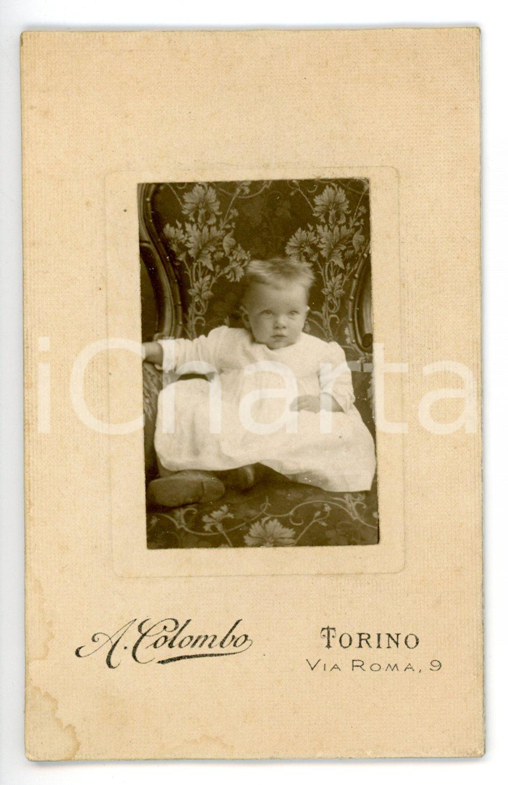 1900 ca TORINO Ritratto di bambina in abito chiaro *Foto A. COLOMBO - CDV Fotografia d'epoca montata su cartoncino rigido.FOTOGRAFO: A. Colombo - Torino, via Roma 9 CONDIZIONI: FAIR (lievi macchie alla fotografia)FORMATO: CDV    originale e autentica 1