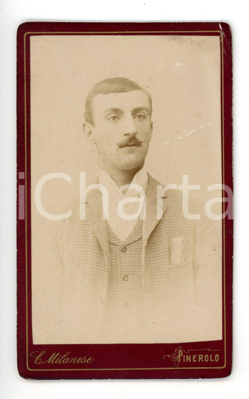 1890 ca PINEROLO Ritratto maschile in abito a quadretti *Foto C. MILANESE CDV