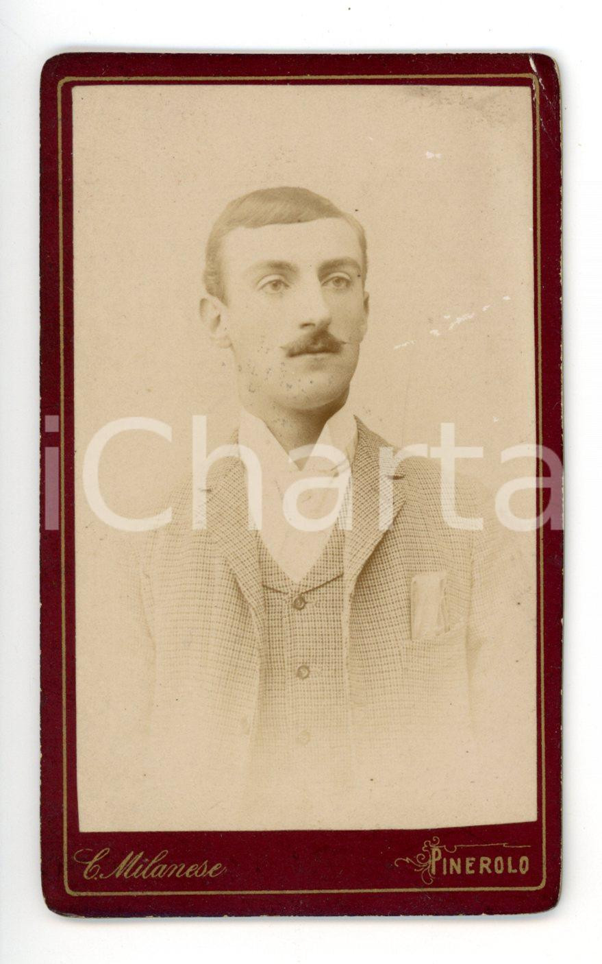 Fotografia d epoca originale 1890 ca PINEROLO Ritratto maschile in abito a quadretti Foto C. MILANESE CDV 1