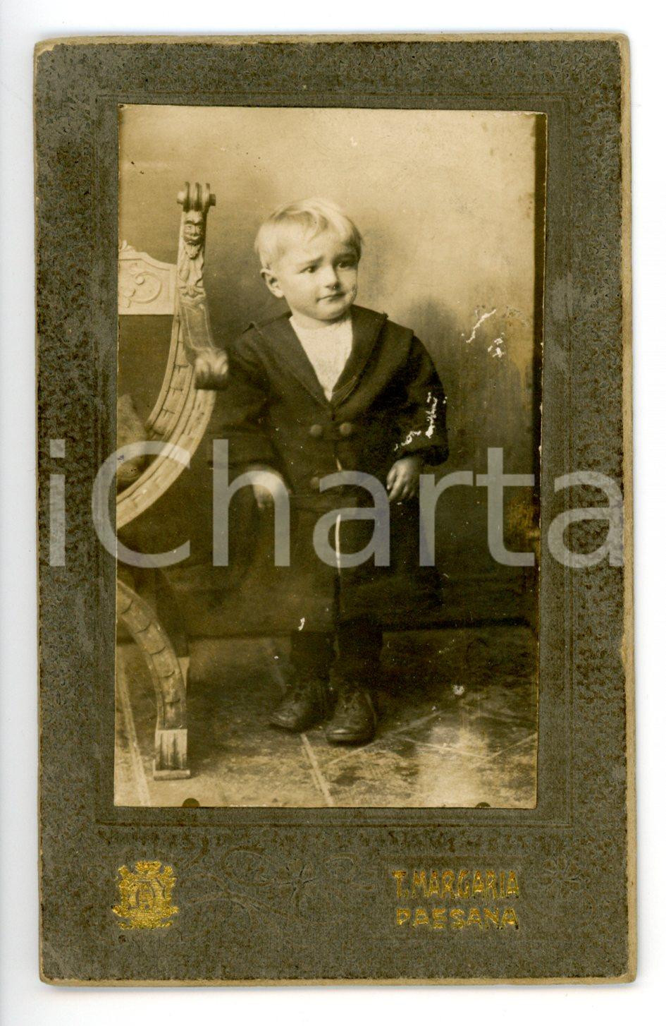 Fotografia d epoca originale 1900 ca PAESANA CN Ritratto di bambino in cappotto scuro Foto T. MARGARIA CDV 1