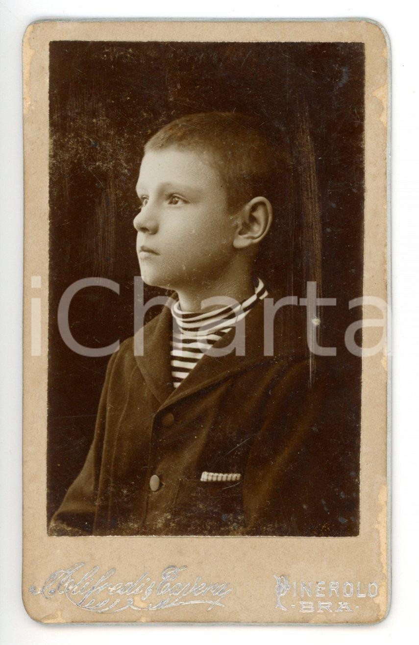 Fotografia d epoca originale 1900 ca PINEROLO TO Ritratto di bambino con maglia a righe Foto ALIFREDI CDV 1